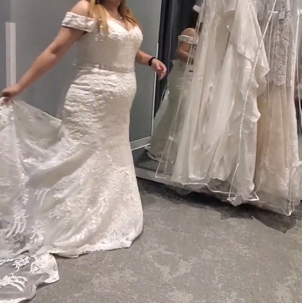Beautiful wedding dress - Picture 1 of 5